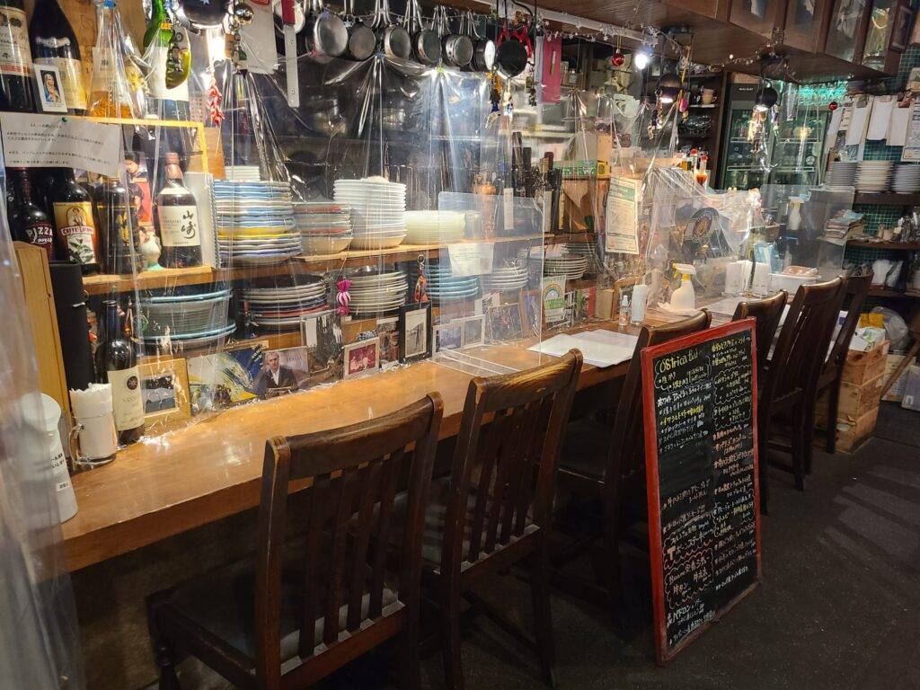 オステリアボーノカウンター席画像