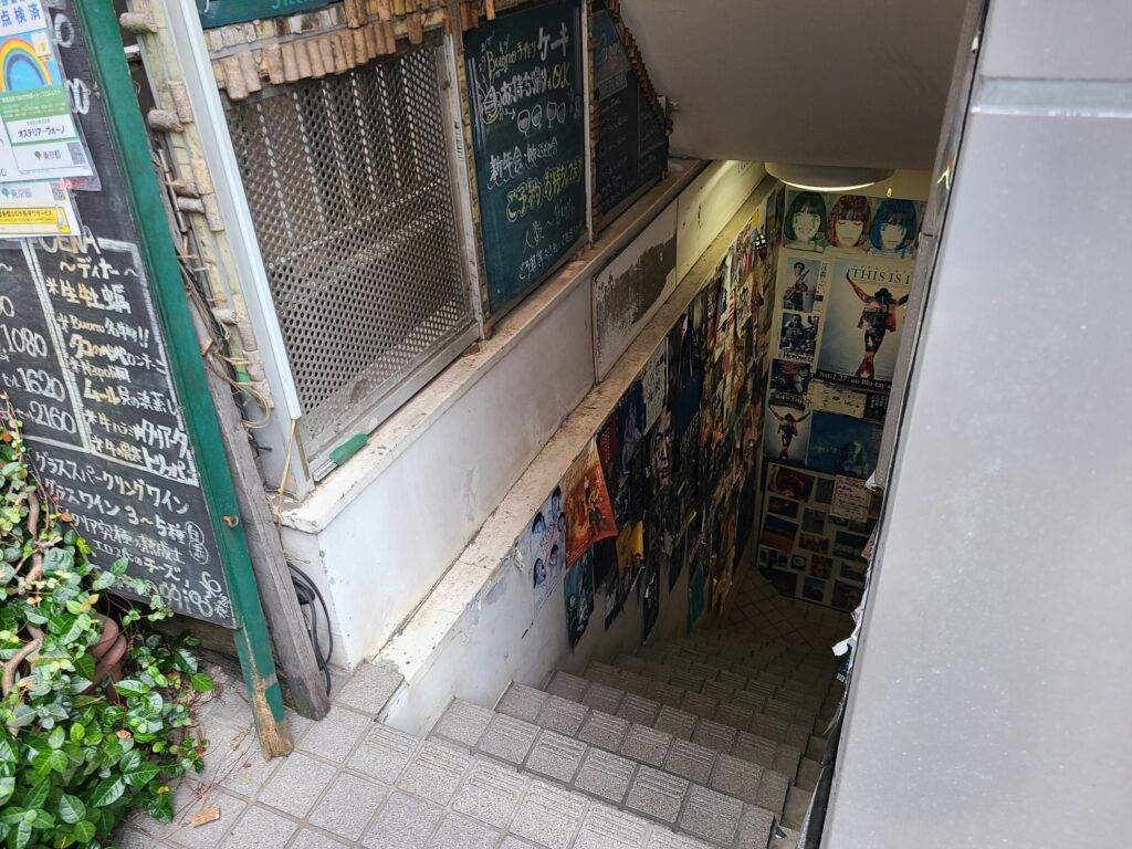 オステリアボーノ入口階段画像